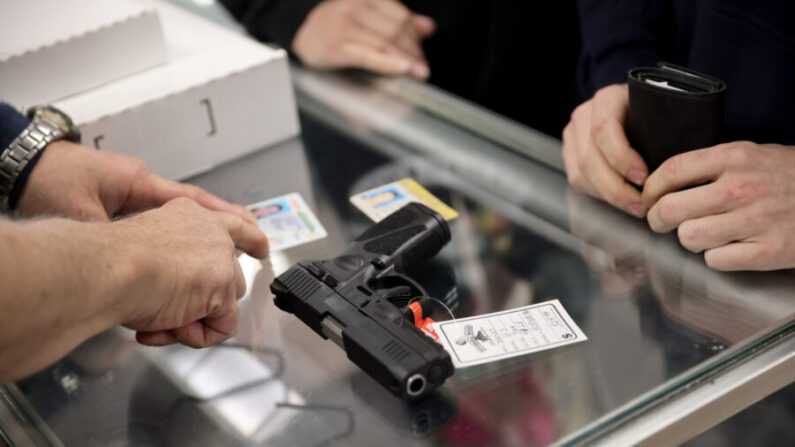 Un cliente compra un arma en Freddie Bear Sports en Tinley Park, Illinois, el 8 de abril de 2021. (Scott Olson/Getty Images)