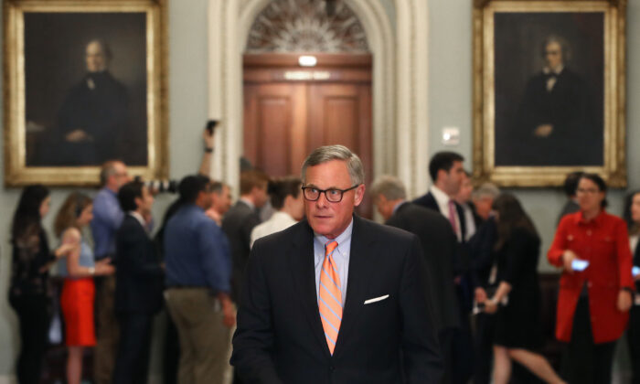 El senador Richard Burr (R-N.C.) sale del almuerzo semanal de política republicana en el Capitolio en Washington el 4 de junio de 2019. (Mark Wilson/Getty Images)