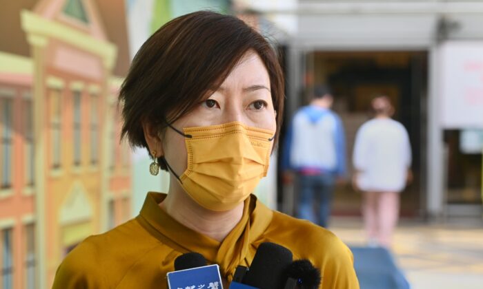 Sarah Liang, reportera de la edición de Hong Kong de The Epoch Times, habla con varios medios de comunicación locales en el exterior del Hospital Queen Elizabeth de Hong Kong el 11 de mayo de 2021. (Song Pi-lung/The Epoch Times)