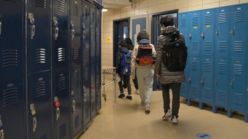 Los estudiantes entran en su aula en una foto de archivo. (Michael Loccisano/Getty Images)
