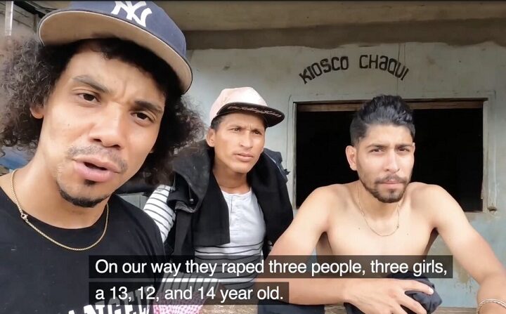 Tres hombres venezolanos hablando sobre su viaje a Panamá, en el Tapón del Darién, Panamá, el 21 de abril de 2021. (Captura de pantalla del video de Michael Yon/The Epoch Times)