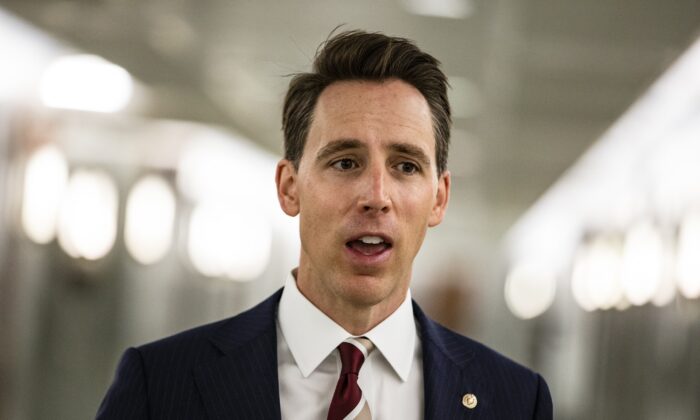 El senador Josh Hawley (R-Mo.) habla con unos periodistas en Washington el 22 de octubre de 2020. (Samuel Corum/Getty Images)