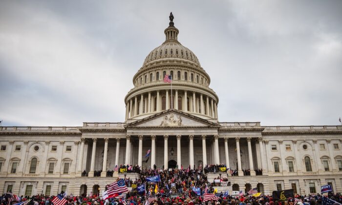 Un numeroso grupo de manifestantes pro-Trump se concentra en la escalinata este del Capitolio, en Washington, el 6 de enero de 2021. (Jon Cherry/Getty Images)