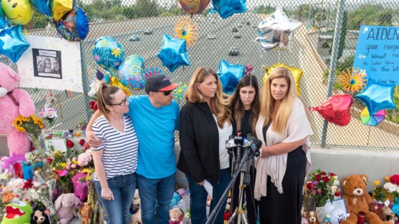 Los familiares de Aiden Leos, de 6 años, se encuentran en un memorial improvisado en el condado de Orange, California, el 25 de mayo de 2021. (Crédito: Leonard Ortiz/Orange County Register/Getty Images)