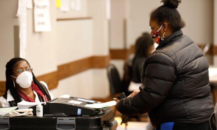 Un votante introduce su papeleta en la máquina de tabulación tras votar en las elecciones generales de 2020, en una foto de archivo. (Jeff Kowalsky/AFP vía Getty Images)