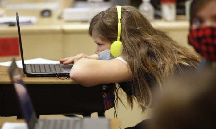 Una estudiante trabaja en una computadora en una escuela de Provo, Utah, el 10 de febrero de 2021. (George Frey/Getty Images)