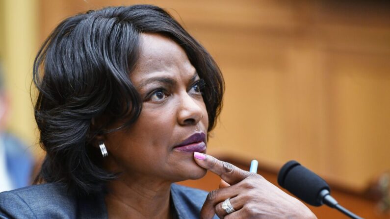 La representante Val Demings (D-Fla.) habla durante una audiencia en el Congreso en Washington el 29 de julio de 2020. (Mandel Ngan/Pool/AFP vía Getty Images)
