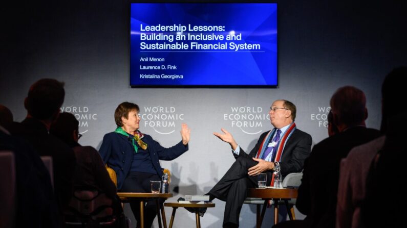 La directora general del Fondo Monetario Internacional (FMI), Kristalina Georgieva (izq.), habla con el presidente y director ejecutvio de BlackRock, Laurence D. Fink, durante una sesión de la reunión anual del Foro Económico Mundial (FEM) en Davos, el 23 de enero de 2020. (Fabrice Coffrini/AFP vía Getty Images)