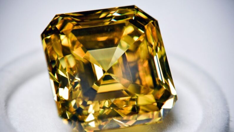  Un diamante amarillo en una foto de archivo. (Alexander Nemenov/AFP vía Getty Images) 