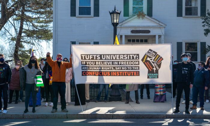 Un grupo de derechos humanos insta a la Universidad de Tufts a cerrar su Instituto Confucio en Somerville (Massachusetts) el 13 de marzo de 2021. (Learner Liu/The Epoch Times)