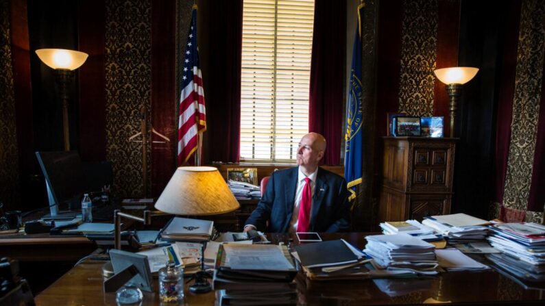 El gobernador de Nebraska, Pete Ricketts, en su despacho del capitolio del estado en Lincoln, Nebraska, el 24 de junio de 2021. (Petr Svab/The Epoch Times)