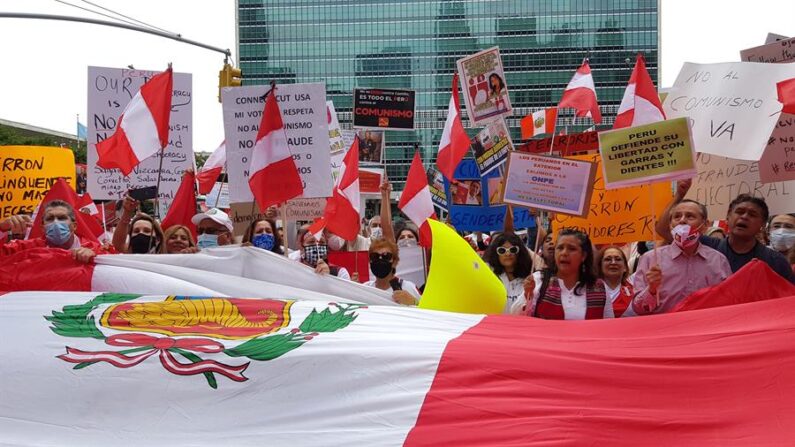 Centenar de manifestantes se concentran el 14 de junio de 2021 ante la sede de Naciones Unidas en Nueva York (EE.UU.) para denunciar un presunto fraude electoral tras el escrutinio de los votos en Perú. EFE/Jorge Fuentelsaz