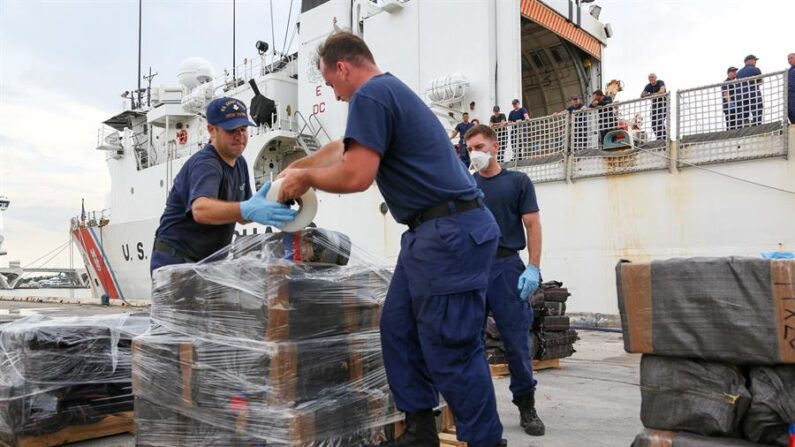 Fotografía de archivo cedida el 14 de junio de 2021 por la Guardia Costera estadounidense donde aparecen miembros de la tripulación del guardacostas Tahoma mientras descargan fardos de cocaína en Port Everglades en Fort Lauderdale, Florida (EE.UU.). (EFE/Charly Tautfest/Guardia Costera EE.UU.)