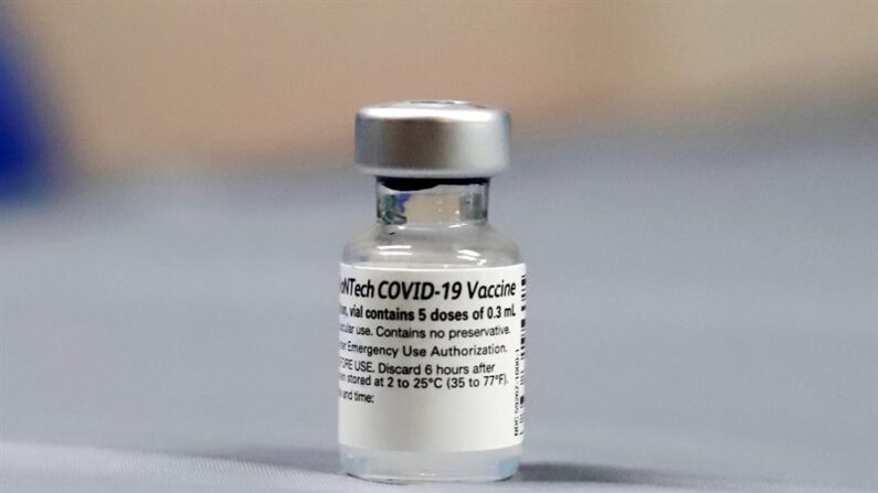 Vista de un recipiente de la vacuna de los laboratorios Pfizer/BioNTech contra la covid-19. EFE/Thais Llorca/Archivo