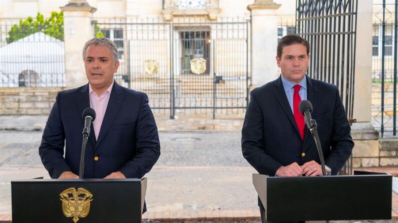 Fotografía cedida el 14 de junio de 2021 por la Presidencia de Colombia que muestra al presidente de Colombia, Iván Duque (i), mientras habla junto al embajador designado de Colombia en Estados Unidos, Juan Carlos Pinzón (d), desde la Casa de Nariño en Bogotá (Colombia). EFE/ Presidencia de Colombia 