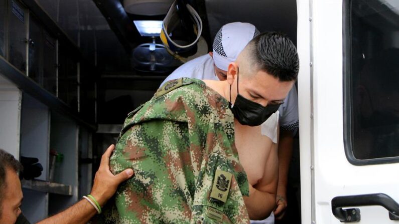 Un soldado herido llega este martes 15 de junio a la Clínica Medical Duarte luego de la explosión de un carro bomba en Cúcuta (Colombia). EFE/ Mario Caicedo