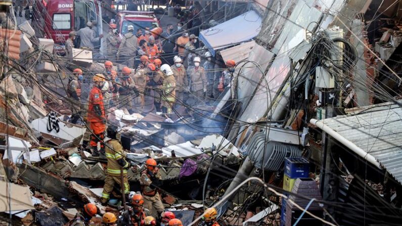 Una niña y su padre murieron y cuatro personas más resultaron heridas al desplomarse este jueves 3 de junio de 2021 en Río de Janeiro (Brasil) un edificio residencial de cuatro pisos. EFE/ANTONIO LACERDA