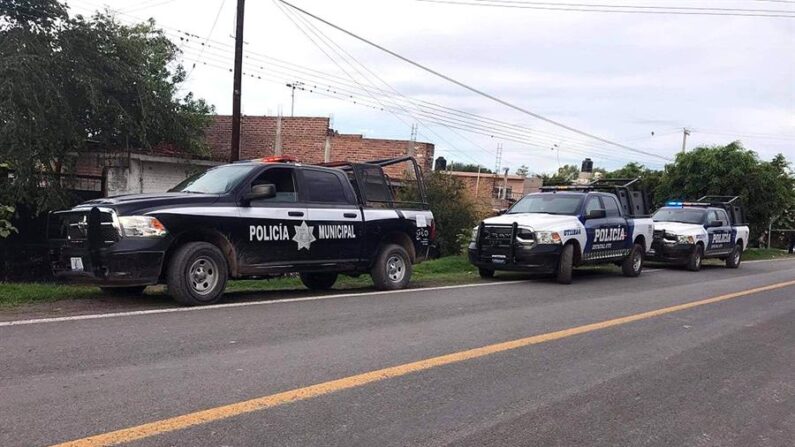 Elementos de la policía municipal resguardan el área el 21 de junio de 2021 donde un comando armado asesinó a siete personas, en la ciudad de Salvatierra, estado de Guanajuato (México). EFE/Stringer