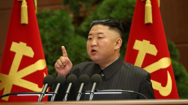 Esta foto publicada por la Agencia Central de Noticias de Corea del Norte (KCNA) muestra al líder norcoreano Kim Jong Un hablando durante una reunión del Buró Político del Comité Central del Partido de los Trabajadores de Corea (WPK) en Pyongyang, Corea del Norte. EFE/EPA/KCNA