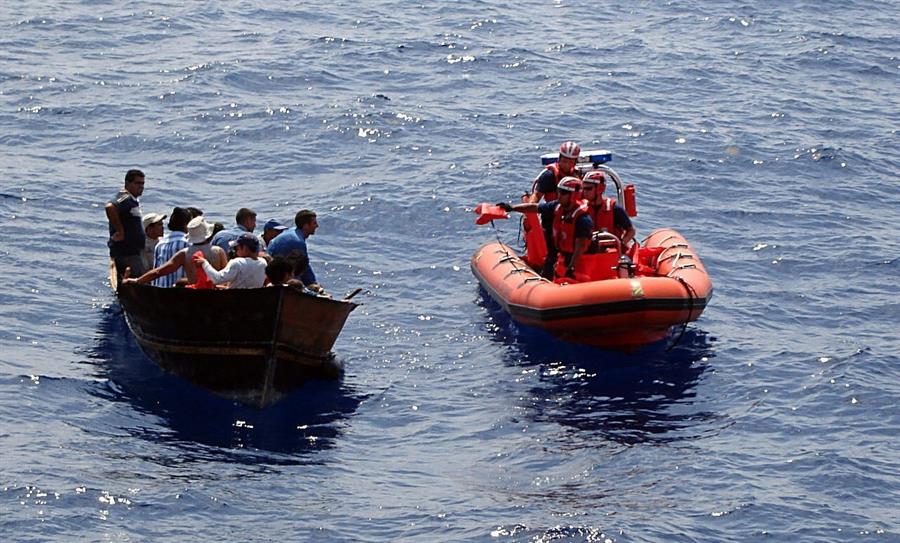 Detienen a 26 cubanos llegados en una balsa a una exclusiva isla de Miami