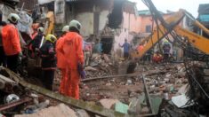 Al menos 11 muertos al caer un edificio sobre otro en Bombay