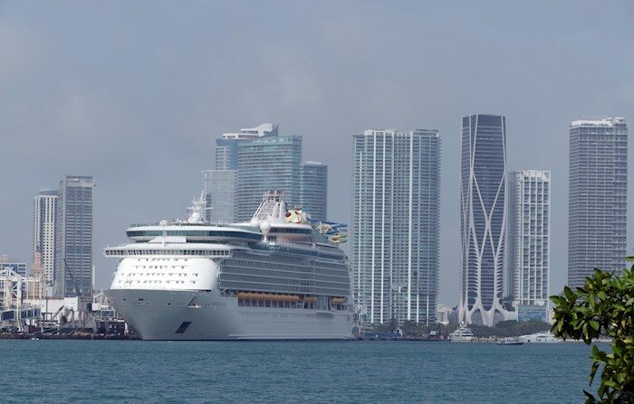 Fotografía del 19 de marzo de 2021 donde aparece un crucero atracado en la Bahía de Miami, Florida. EFE/Giorgio Viera/Archivo