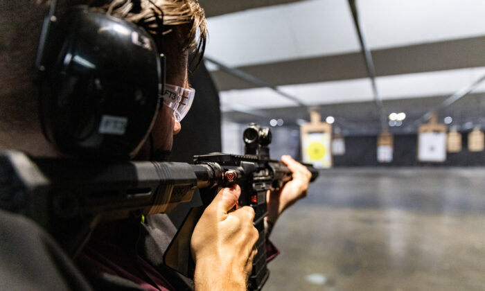 Un hombre usa un rifle de asalto AR-15 en el campo de tiro FT3 Tactical, en Stanton, California, el 3 de mayo de 2021. (John Fredricks/The Epoch Times)