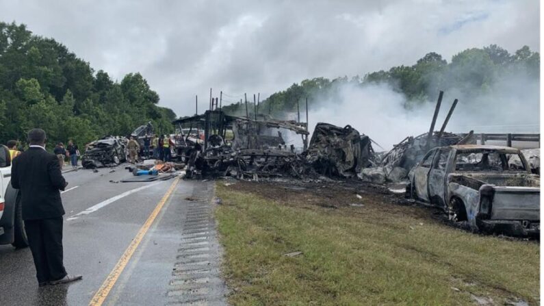  La escena de un accidente que cobró la vida de 10 personas, en el condado de Butler, Ala, el 19 de junio de 2021. (CNN) 