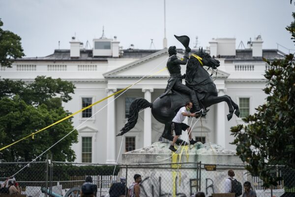 Manifestantes intentan derribar la estatua de Andrew Jackson en la plaza Lafayette, cerca de la Casa Blanca, en Washington, el 22 de junio de 2020. (Drew Angerer/Getty Images)
