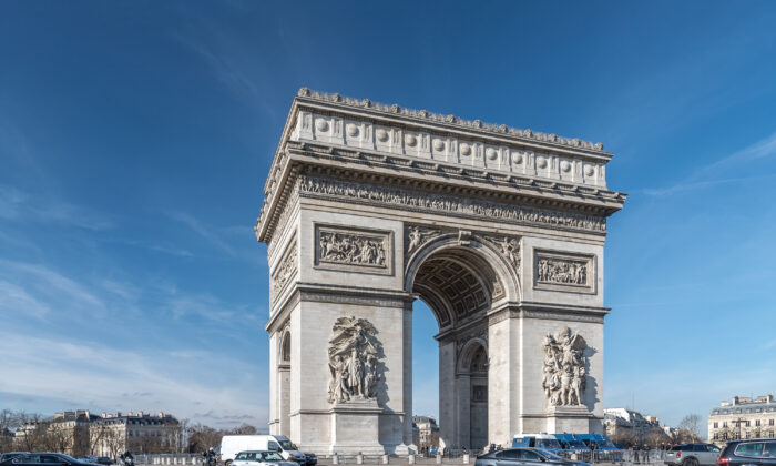 El Arco del Triunfo de la Étoile, un tesoro nacional francés, tiene una altura colosal de 164 pies, 148 pies de ancho y 72 pies de profundidad, y está dedicado a los ejércitos de la República y el Imperio. (París 16/CC BY-SA 2.0)