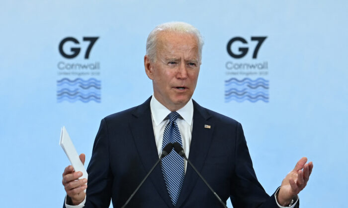 El presidente Joe Biden participa en una conferencia de prensa durante el último día de la cumbre del G-7 en el aeropuerto de Cornualles, cerca de Newquay (Cornualles), el 13 de junio de 2021. (BRENDAN SMIALOWSKI/AFP vía Getty Images)