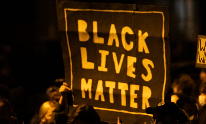 Manifestantes sostienen pancartas con la leyenda del movimiento "Black Lives Matter" (Las Vidas Negras Importan) durante una protesta en Filadelfia, Pensilvania, el 27 de octubre de 2020. (Mark Makela/Getty Images)