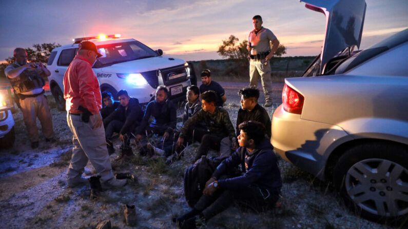 El sheriff del condado de Kinney, Steve Gallegos, y los ayudantes del sheriff del condado de Kinney arrestan a un contrabandista y a siete extranjeros ilegales de Guatemala cerca de Brackettville, Texas, el 25 de mayo de 2021. (Charlotte Cuthbertson/The Epoch Times)