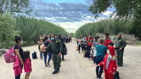 Cruces ilegales de la frontera de EE.UU. siguen aumentando: 180,000 en mayo