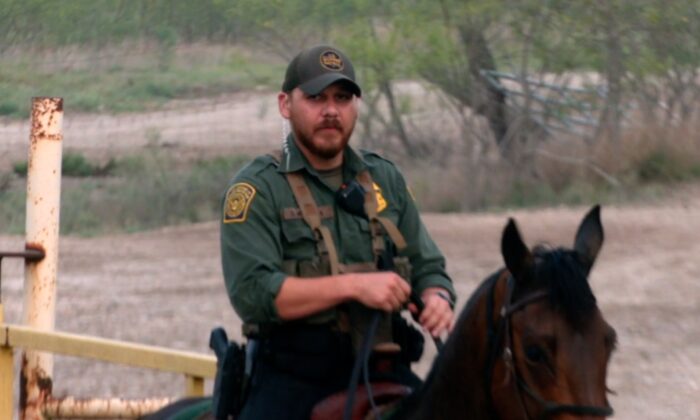 Agente de la Patrulla Fronteriza de EE.UU. montado en su caballo en McAllen, Texas. (Oliver Trey/NTD, Captura de pantalla de video publicado por NTD)