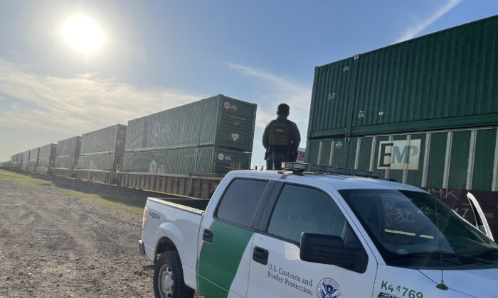 Un agente de la Patrulla Fronteriza busca extranjeros ilegales en un tren cerca de Uvalde, Texas, el 11 de junio de 2021. (Charlotte Cuthbertson/The Epoch Times)