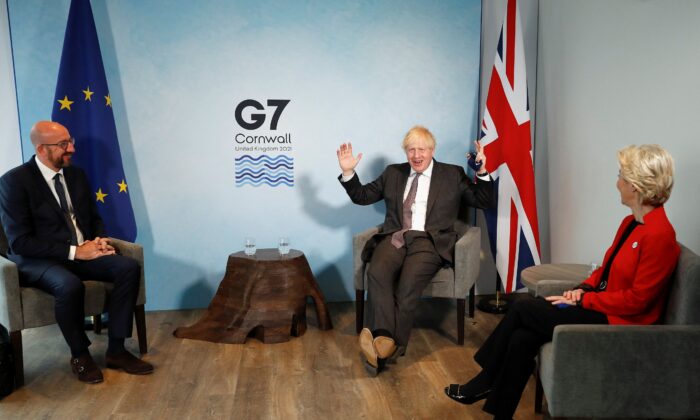 El primer ministro británico, Boris Johnson (c), saluda al presidente del Consejo Europeo, Charles Michel (i), y a la presidenta de la Comisión Europea, Ursula von der Leyen, antes de una reunión bilateral durante la cumbre del G7 en Carbis bay, Cornualles, el 12 de junio de 2021. (Peter Nicholls/Pool/AFP vía Getty Images)