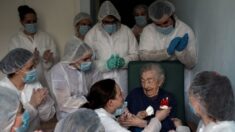 Anciana que festejó su cumpleaños 98 en medio de enfermeras luchando contra COVID-19 cumple 99 años