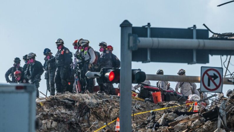 Equipos de búsqueda y rescate buscan posibles sobrevivientes tras el derrumbe parcial del edificio de condominios Champlain Towers South, en Florida, el 28 de junio de 2021. (Giorgio Viera/AFP a través de Getty Images)