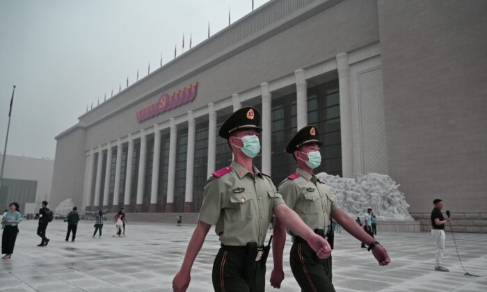 Policías chinos caminan frente al recién construido Museo del Partido Comunista Chino en Beijing el 25 de junio de 2021. China conmemorará el centenario de la fundación del Partido Comunista el 1 de julio. (Kevin Frayer/Getty Images)