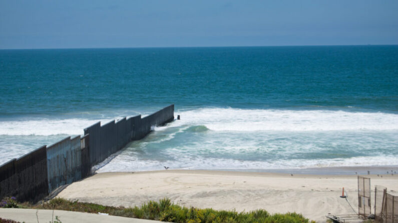 La barrera de la frontera entre Estados Unidos y México termina en el Océano Pacífico en San Diego, California, en una foto de archivo. (The Epoch Times)