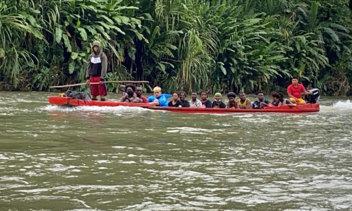 Una canoa traslada a un grupo de migrantes por el río Tuquesa hacia el pueblo La Peñita, Panamá, el 27 de mayo de 2021. (Michael Yon)