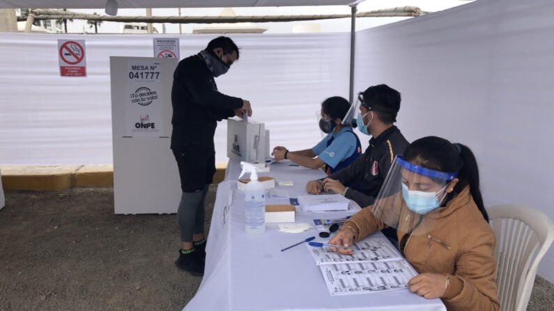Peruanos acuden a las urnas para ejercer su voto en la segunda vuelta entre Keiko Fujimori y Pedro Castillo el 6 de junio de 2021. (Pachi Valencia/The Epoch Times)