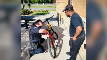 Empleado de Taco Bell sufre robo de su bicicleta fuera del restaurante, y policía le regala una nueva