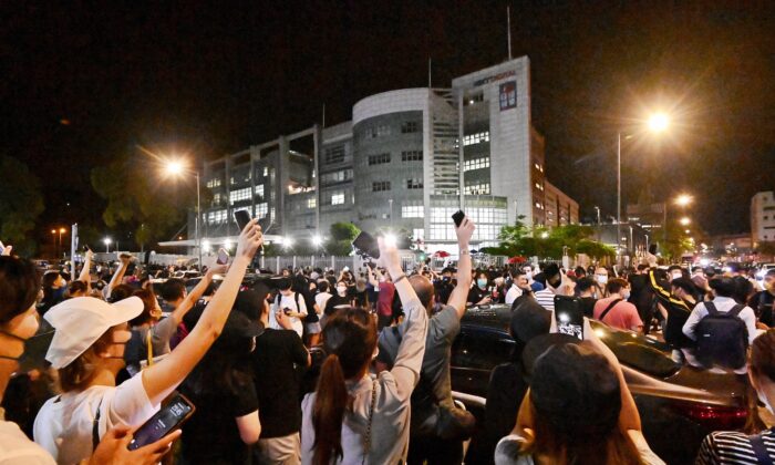 Simpatizantes del periódico hongkonés, Apple Daily, agitan las luces de sus celulares frente a la sede del periódico, en Hong Kong, el 23 de junio de 2021. (Sung Pi-lung/The Epoch Times)