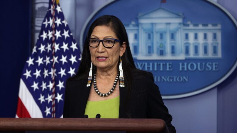 La secretaria del Interior, Deb Haaland, durante una conferencia de prensa diaria en la Sala de conferencias de prensa James Brady de la Casa Blanca en Washington, el 23 de abril de 2021. (Alex Wong/Getty Images)