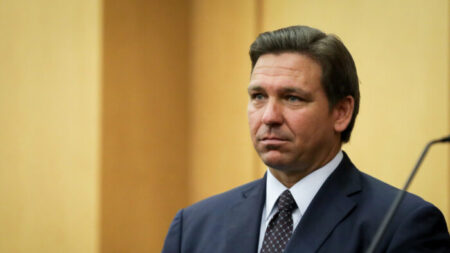 DeSantis promete oponerse a republicanos de la junta escolar que apoyan la teoría crítica de la raza