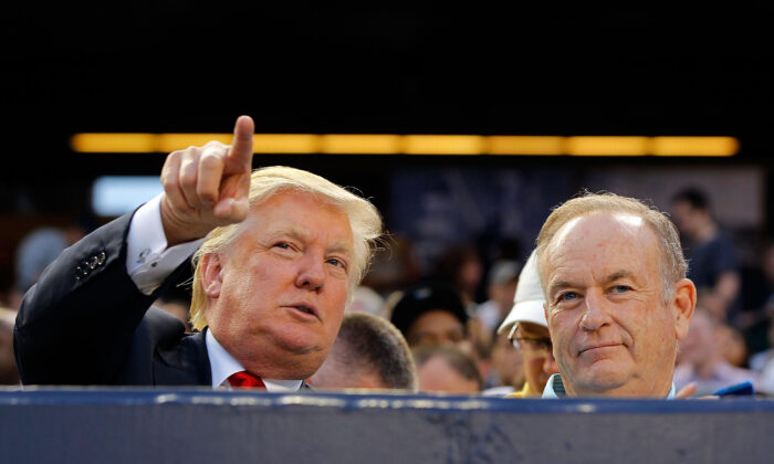 Donald Trump (i) y la estrella de la televisión Bill O'Reilly asisten al partido entre los Yankees de Nueva York y los Orioles de Baltimore en el estadio de los Yankees, en el barrio del Bronx de la ciudad de Nueva York, el 30 de julio de 2012. (Jim McIsaac/Getty Images)