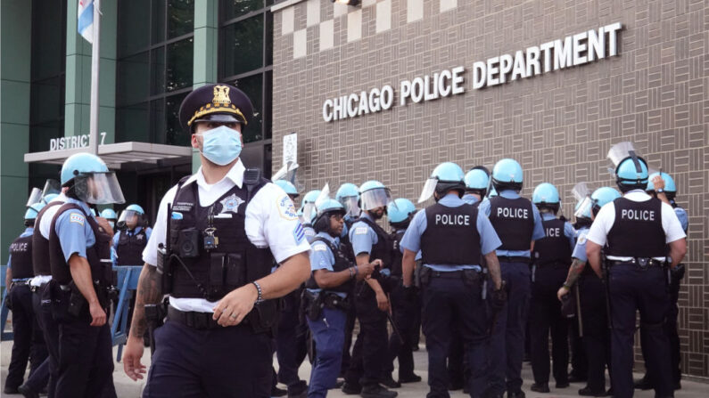La policía de Chicago hace guardia mientras los manifestantes protestan fuera de la estación del 7º Distrito del departamento en Chicago, Illinois, el 11 de agosto de 2020. (Scott Olson/Getty Images)