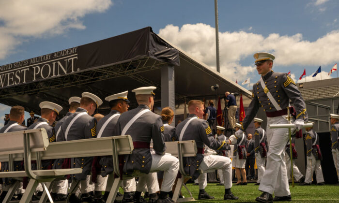 Un cadete que se gradúa camina con su diploma durante la ceremonia de graduación de la Clase 2019 de la Academia Militar de Estados Unidos en el Estadio Michie en West Point, Nueva York, el 25 de mayo de 2019. (David Dee Delgado/Getty Images)
